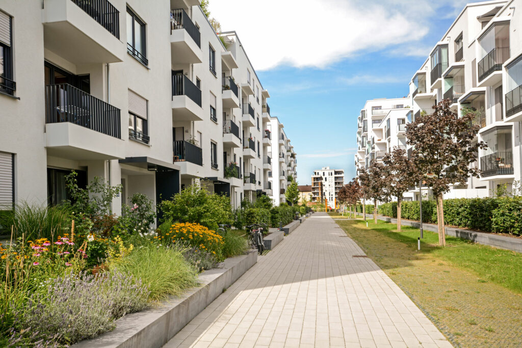 une rue entourée de bâtiments et de verdure